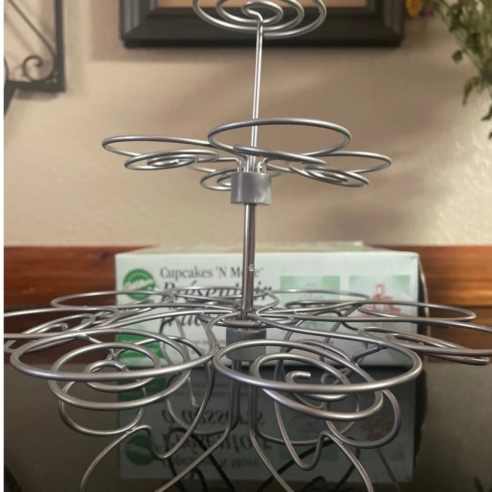 Wilton‎ Cupcakes Dessert Stand Silver Metal 3 Tier 13 Count Spiral 307-831